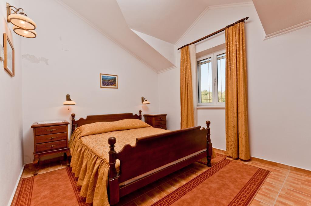 Apartments Barba Petra Dvori Sumartin Luaran gambar