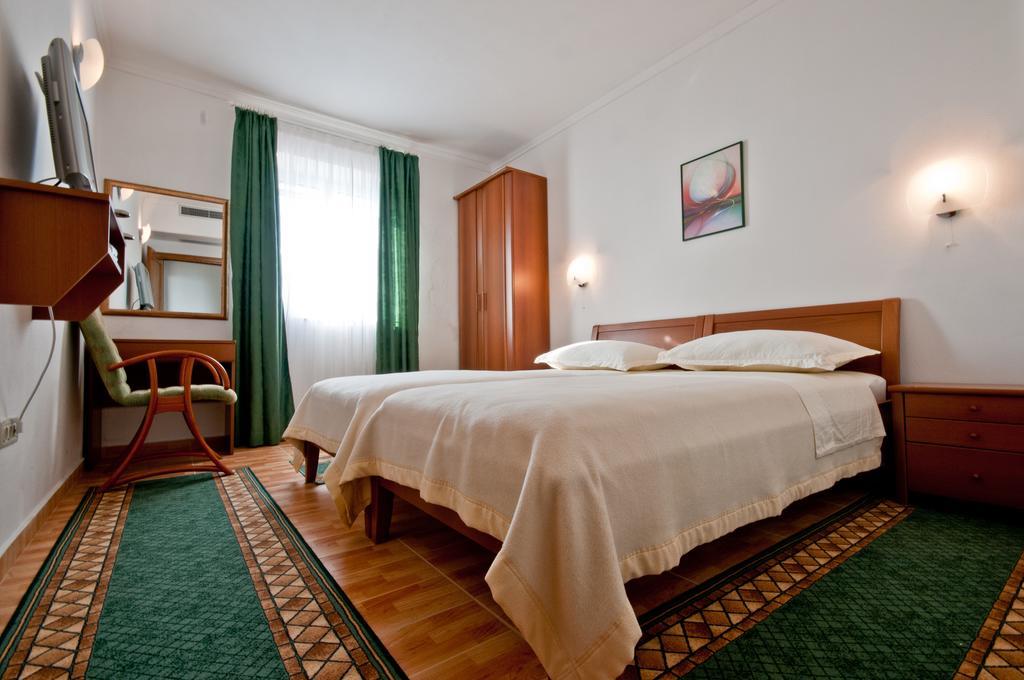 Apartments Barba Petra Dvori Sumartin Luaran gambar